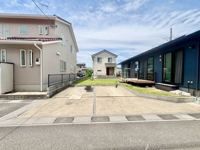 南東側協定道路のため陽当り良好！広々とした敷地約73坪・南西側には陽当り良好なお庭付き！2(3)LDK・フリースペース付きの平屋建！水回りの集中した家事ラク動線です！駐車スペース2台可(車種による)！