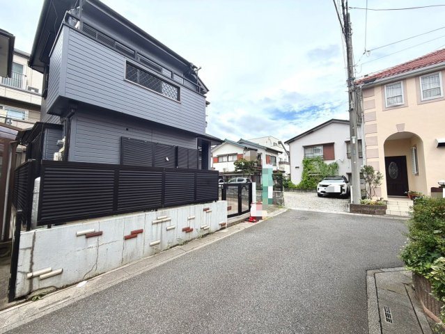 南道路に面し陽当り良好！全室6帖以上・全居室に収納がある4LDK！1階に水回りの集中した家事ラク動線です！