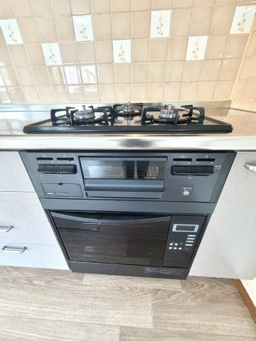調理道具や調味料もすっきりしまえる、収納力のあるキッチン