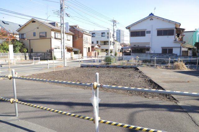 土地の形が極端に長細かったり、狭小地、あるいは道路との高低差がある傾斜地だった場合、後々売ろうとしても買い手がつかない場合もあります。後々、売却することになった時に価値の下がらない土地を選びましょう。