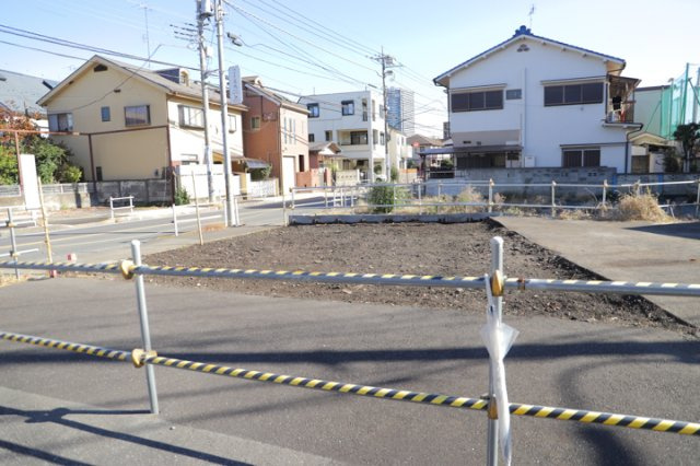 土地の面積＝住宅面積ではありません。建ぺい率の問題などで、土地のある場所によって住宅を建てられる面積は限られています。高さもしかり、「土地」という言葉の中には、建築条件も含まれると考えておきましょう。