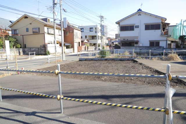 家を建てる場合、方位は要チェックです。現実的に日当たりのよい家ならばリビングは南側、建築基準法でも北側に当たる家への配慮は求められています。土地を見学に行く際は、方位磁針を持って行くようにしましょう。