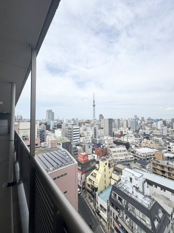 玄関を出ると開放的な眺望が広がり、遠くにはスカイツリーを望めます。夏には隅田川花火大会見れるかも?!