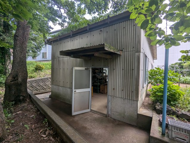 倉庫があります。仕事道具などの収納に便利な大きさです。