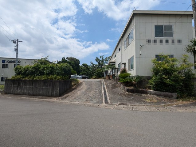 お車10台以上駐車可能です。間口が広々としています。車の出入りがスムーズに行えます。
