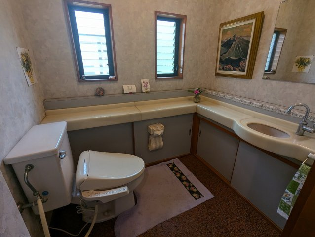 トイレには窓があり明るい室内です。手洗い場も併設しているので衛生的です。
