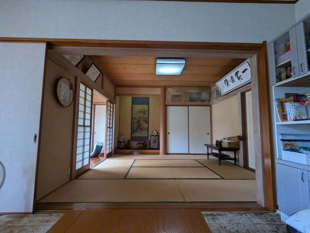 リビング横にあるので食後に気持ち良くお昼寝出来そうですね。押入れがあるので布団をしまっておく事も出来ます。