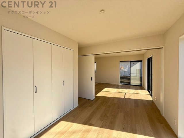 子供部屋…創造性や成長を促す遊びの空間を提供。学習や趣味に集中できる環境を整えます。個別のプライベートスペースは自己表現と自立心を育み、心地よい睡眠環境を整えリラックスできる場所を提供。