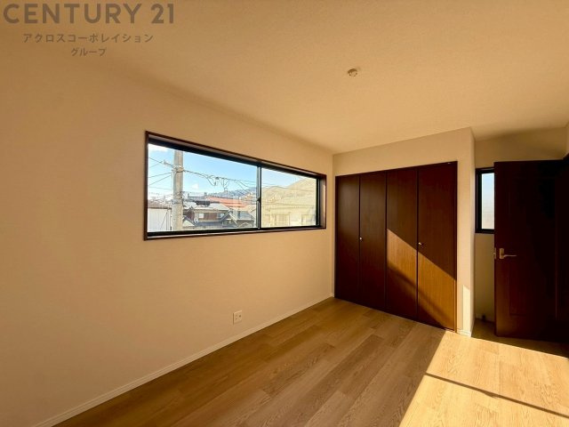 寝室…リラックスできるプライベート空間で、快適な睡眠をサポート。個人の好みに合わせたインテリアや寝具で心地良さを追求。プライベートな時間を過ごし、リフレッシュする場所におすすめです。