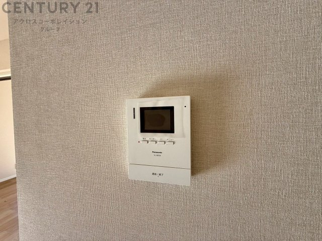 訪問者が来たときにテレビ画面で確認できるため、安心してドアを開けられます。録画機能があるものもあり、留守中に来訪者を記録しておくことができます。利便性が高く、セキュリティ面でも安心です。