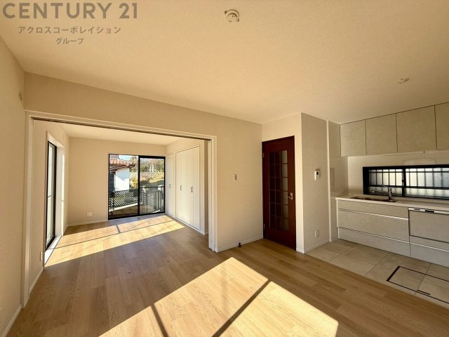 2025年10月リノベーション済み。リフォーム内容（システムキッチン新調、浴室新調、洗面台新調、トイレ新調、クロス全面張替、フロアタイル張替など）