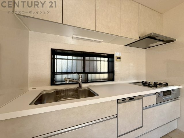 壁付けシステムキッチンはスペースの最大限の有効活用が可能で、動線がスムーズになり調理や準備が快適で効率的に行えます。収納スペースや吊り戸棚が設けられ、調理器具や食器類をスマートに収納できます。