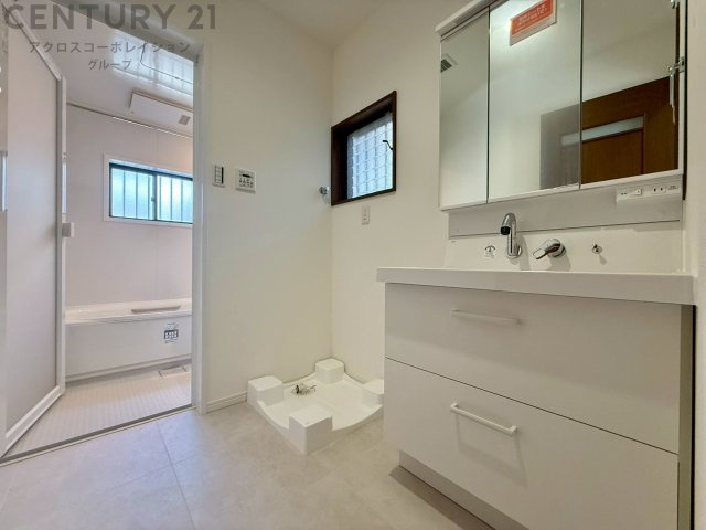 衣服の収納や脱ぎ着や整理整頓がしやすく、湿った衣類を乾燥させるスペースがありカビや臭いの発生を防ぎます。床の汚れを他の部屋に持ち込まず清潔を保つことができます。また快適な入浴環境の整備にも役立ちます。