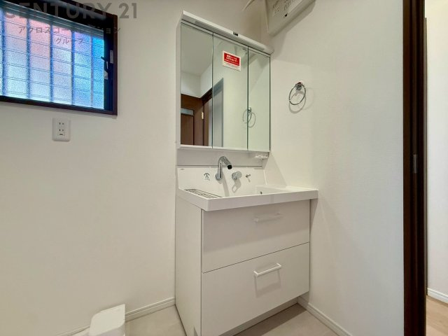 化粧品や洗顔料、歯ブラシなどの必需品をまとめて置ける収納スペースがあり、使用するたびに取り出す手間が省けます。また、水回りのため、濡れても大丈夫な素材が使用されており、お手入れが簡単です。