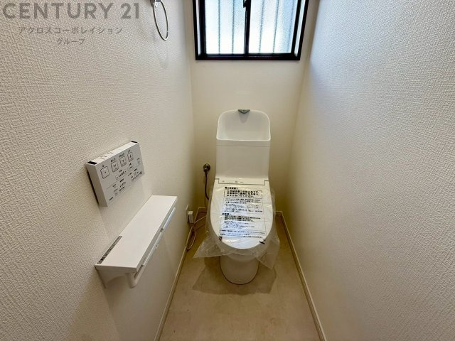 温水洗浄便座付トイレは温水洗浄機能により、暖かい水でおしりを洗浄することができ、冷たい水を使う従来の便座に比べ、温水洗浄機能で暖かいトイレを提供し、快適な使用を可能にします。