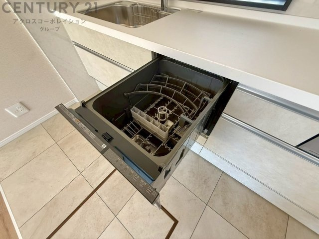 食器洗浄乾燥機は手洗いに比べて時間や労力を節約できます。また、高温のお湯で洗浄されるため、雑菌や細菌を殺菌する効果もあります。さらに、乾燥機能があるため、手で拭く手間も省け衛生的に保管できます。