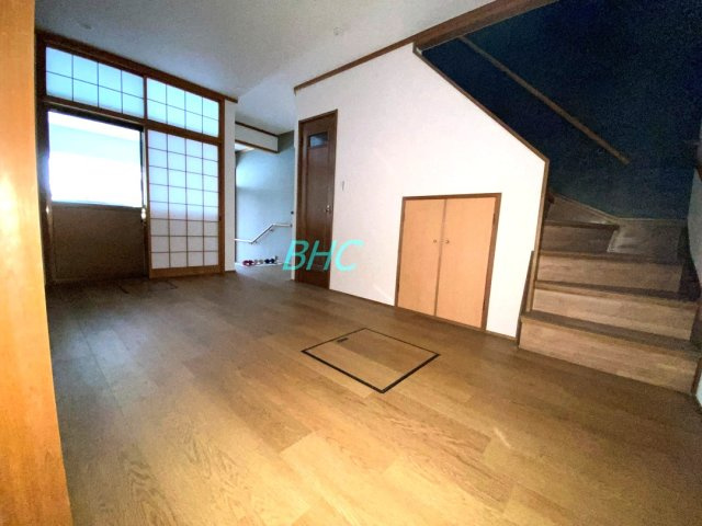 玄関へと続く収納豊富なフロアです。
