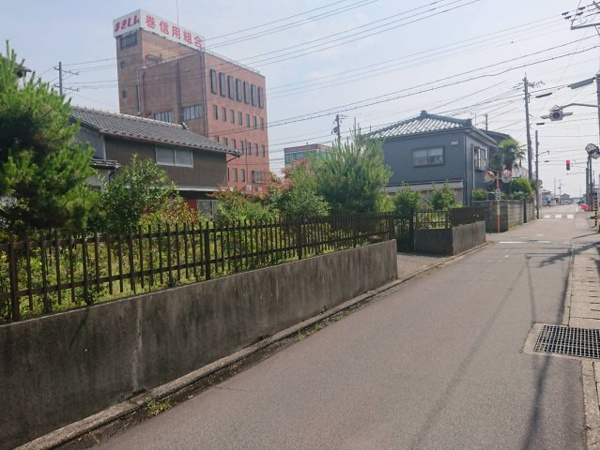 【 005-1 西蒲区巻甲（東6区）売地の前面道路含む現地写真】