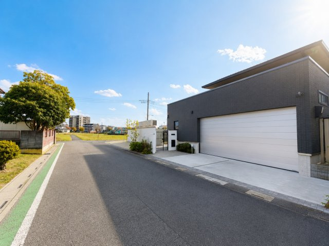 開放的な前面道路に面し、電動シャッター付きのビルトインガレージを完備。オーナー様のプライバシーとセキュリティを守る、積水ハウスの邸宅です。
