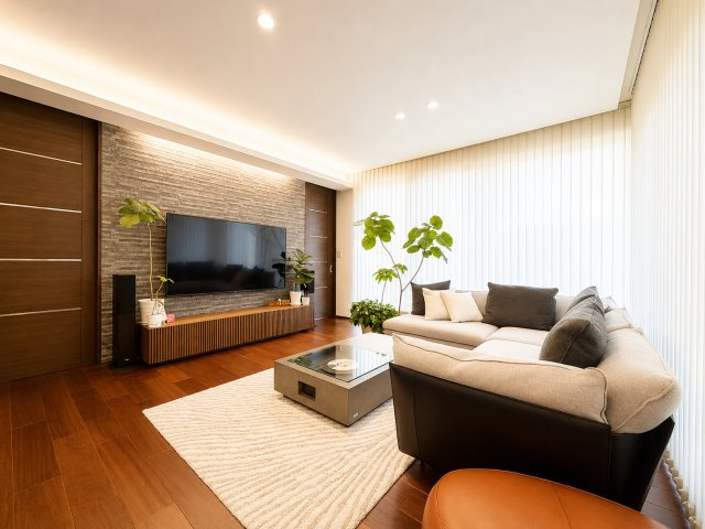 随所に上質な天然木と石調のエコカラットを採用した、ハイクオリティなリビング。大開口の窓から差し込む光が、安らぎと開放感を提供します。エグゼクティブにふさわしい上質な寛ぎ空間です。