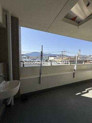 急な雨も安心のインナーバルコニーは、洗濯物もたくさん干せますよ。