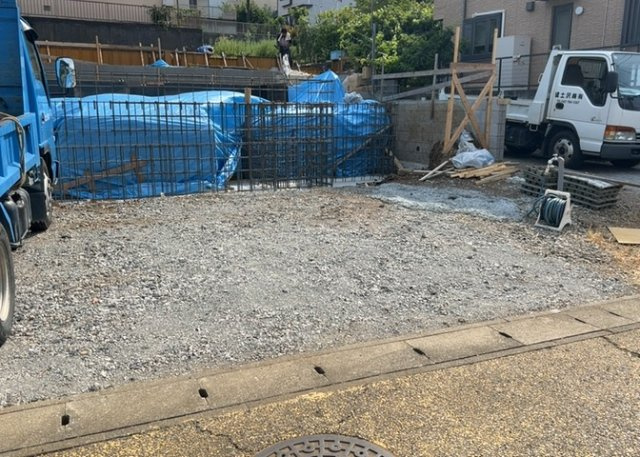 車一台あたりに必要なスペースは、標準サイズの普通自動車で横幅2m50cm、長さ5mは必要になります。ただし、乗降のことも考慮して横幅3m30cm、長さ5m50cmほどは確保できるところを選びましょう。