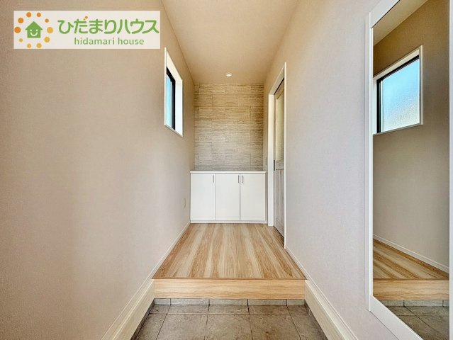 使い勝手の良い大きなシューズボックス☆乱雑になりがちな玄関をスッキリ見せてくれます！玄関には姿見装備でお出かけ前にも身だしなみ確認できます。