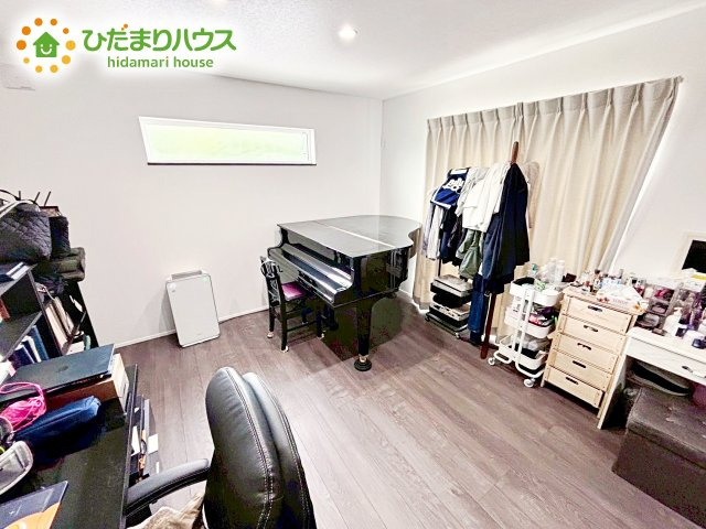 お日様の光とさわやかな風をたっぷりとりこめます。室内はいつも明るい印象なので気持ちの良い朝を迎えられます。毎日の生活も明るくなりそうです。　　