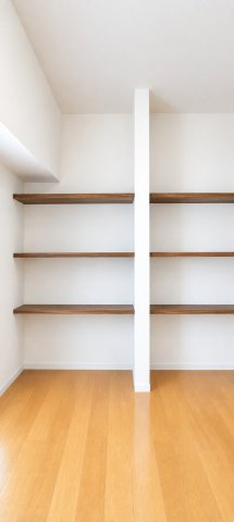 リビングダイニングの一角には収納棚が設置されており、書類や小物の収納に大変便利です※画像はAI加工で家具・小物を消去しています。