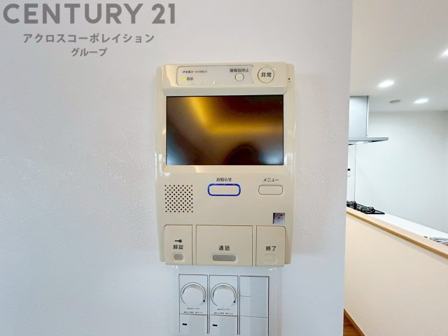 訪問者が来たときにテレビ画面で確認できるため、安心してドアを開けられます。録画機能があるものもあり、留守中に来訪者を記録しておくことができます。利便性が高く、セキュリティ面でも安心です。　