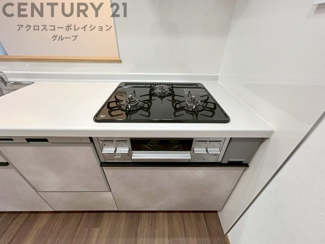 多数の調理器具を同時に使用でき、料理の効率化が可能。省エネで節約になり、様々な料理スタイルに適応できます。また、火力調整が独立しており、手入れや掃除もしやすく、今よりもっとお料理が楽しくなるかも。　
