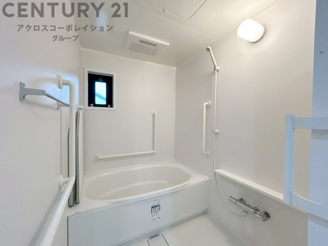 ユニットバスは省スペースでありながら、シンプルな設計と使いやすさを備え、簡便なメンテナンスが可能です。またミラー・小物置き場もあり便利です。　