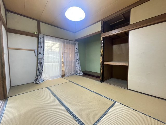 風情ある本格的な和室は、床の間や押入れもあり、落ち着きと実用性を兼ね備えた空間です。窓越しに差し込む光が心地よく、客間や趣味部屋にも適した癒しの一室です。こちらの物件は見学可能です。