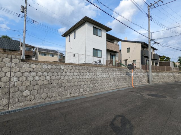 【真岡市大谷台町　中古戸建の前面道路含む現地写真】