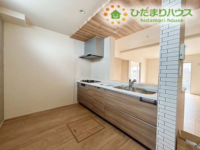 お料理中も家族との会話が弾む、お洒落な対面式のシステムキッチンです！木目調の下がり天井がアクセントになっており、カフェのような気分で毎日の料理を楽しめます♪収納も豊富で調理器具がサッと片付きます！