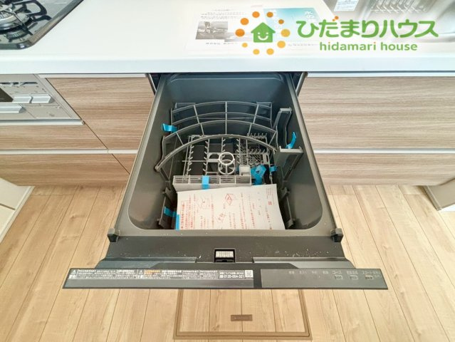 手洗いでは落としにくい頑固な油汚れもスッキリきれいに洗える、便利な食器洗い乾燥機を標準装備！食後の片付けをこの一台におまかせできるので、食後は家族みんなでゆっくりお茶を飲む時間が作れますね♪