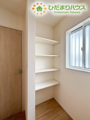 キッチンのすぐ近くに設けられた、食品のストックに大活躍するパントリースペースです！調味料やレトルト食品、非常食などを分類して綺麗に並べられるので、一目で在庫が分かり、毎日の買い出しも効率的に♪