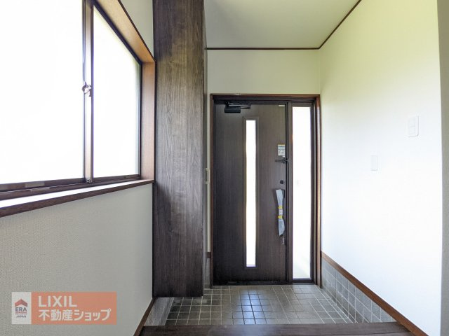 【玄関／現地写真】ゆったりと明るい玄関が皆様をお出迎え。新規設置のシューズボックスで整理も簡単。