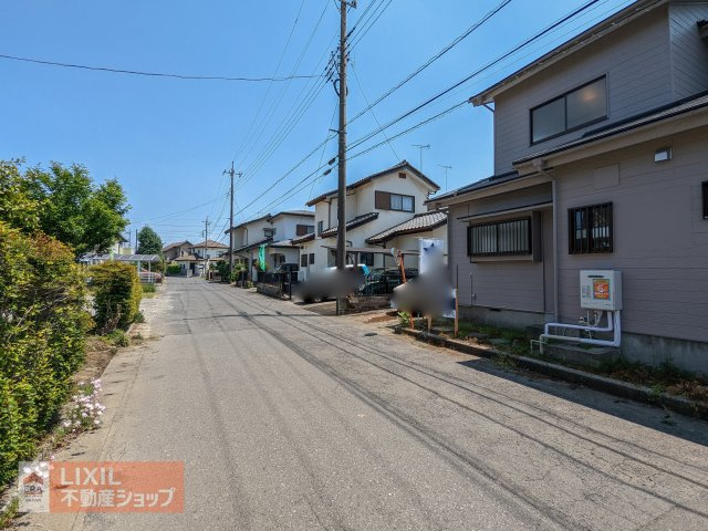【前面道路／現地写真】前面道路ゆったりしており、車両のすれ違いや車庫入れが楽です。