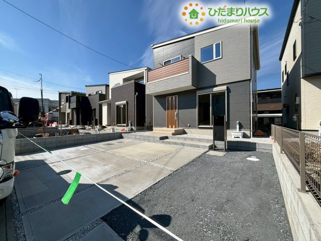 お車を並列で3台駐車できる広々としたカースペースです!セカンドカーをお持ちの方や、来客時にも対応できるゆとりが嬉しいポイントですね♪スペースが広いので、荷物の出し入れやお子様の乗り降りも安全です!