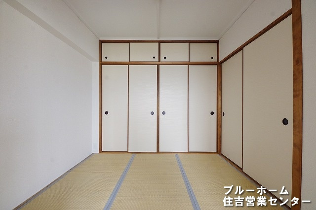 4.5帖の和室です！壁一面の大きな押入収納がございます！