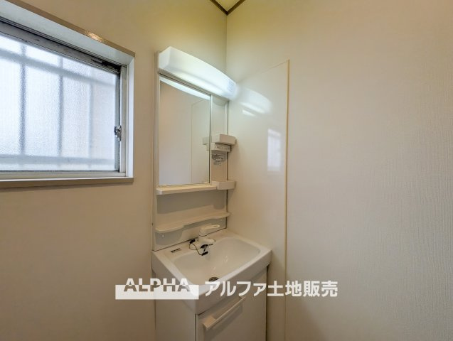【Vanit】◆洗面台◆身支度がしやすい洗面台は、収納力にも配慮した設計。朝の準備から帰宅後まで、家族みんなが使いやすい空間です。