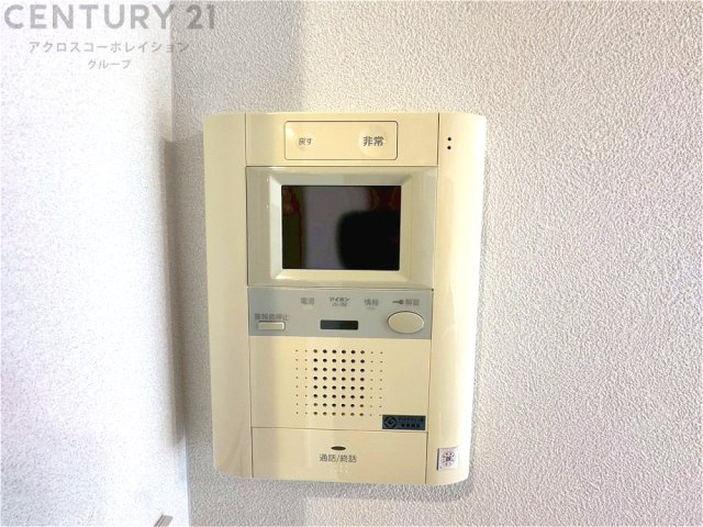訪問者が来たときにテレビ画面で確認できるため、安心してドアを開けられます。録画機能があるものもあり、留守中に来訪者を記録しておくことができます。利便性が高く、セキュリティ面でも安心です。