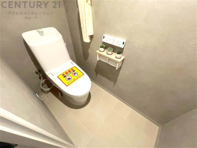 温水洗浄便座付トイレは温水洗浄機能により、暖かい水でおしりを洗浄することができ、冷たい水を使う従来の便座に比べ、温水洗浄機能で暖かいトイレを提供し、快適な使用を可能にします。