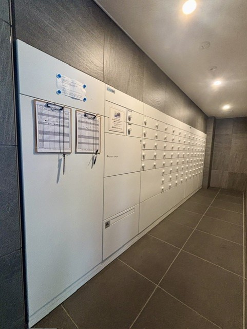 不在時の配達でも荷物を預かり、24時間いつでも受け取れる便利な宅配ロッカーを設置しています。2026年7月撮影
