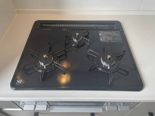 三口コンロを備えており、同時調理が可能で効率的に料理が進められます。グリルも付いており、焼き物料理にも対応。使い勝手の良い設備が整っており、日々の食事づくりをしっかりサポートしてくれます。
