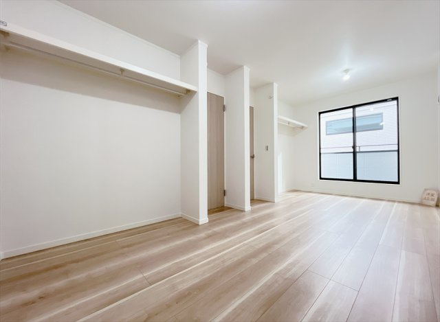 【施工例写真／洋室(2ドアタイプ)】　お部屋に開放感をもたらすオープン収納。　収納ドアの開閉が不要なのでお部屋を広くお使いいただけます。　※画像にはオプション商品も含まれております。
