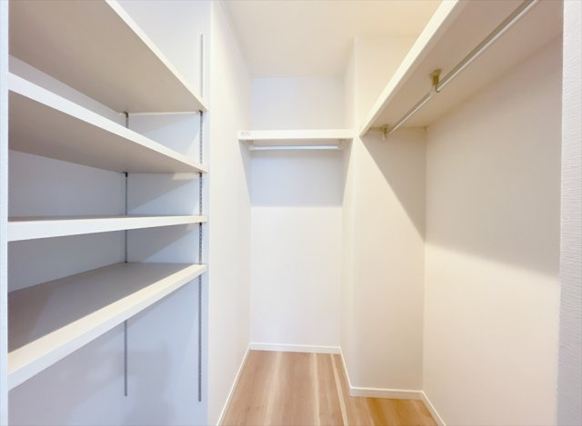 【施工例写真／WIC】　衣類のほかにも季節家電、スーツケースなど嵩張る荷物の収納にも便利な枕棚付きのWIC。　※画像にはオプション商品も含まれております。