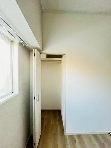 洋室（約6.0帖）：お部屋の収納スペースです。