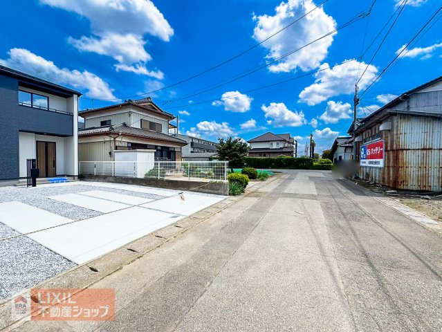 【前面道路】現地完成写真。道幅や駐車など、ご確認ください。